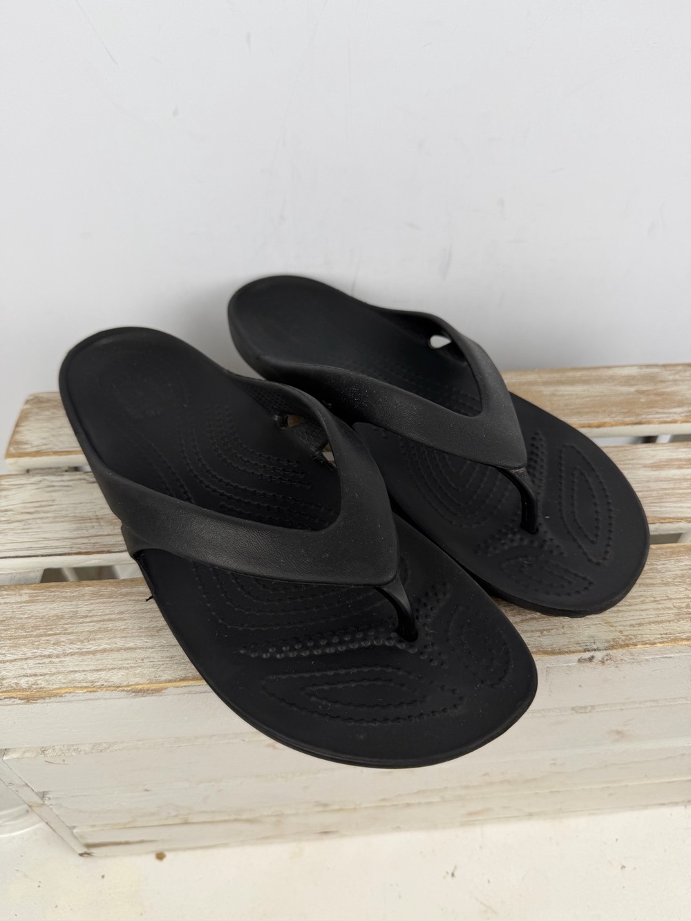 Crocs Black Women's Kadee II Flip flop sandals size 7 lightweight textured